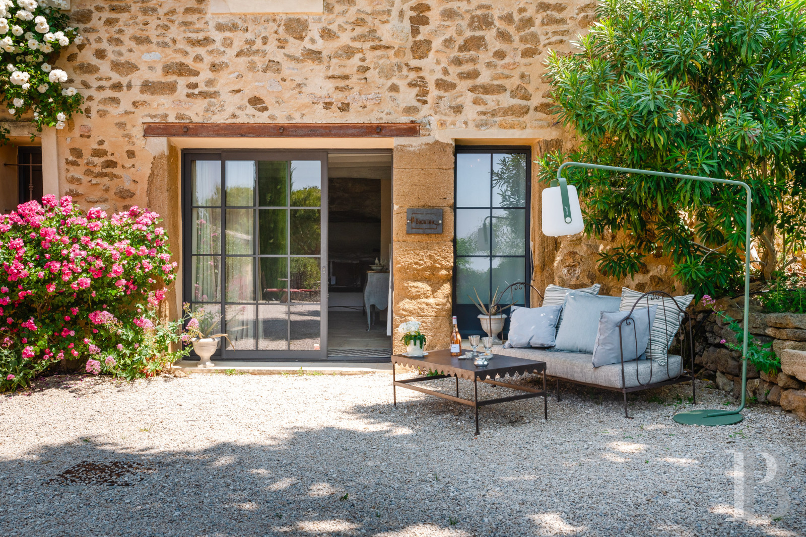 Dans le Vaucluse, aux environs de Beaumes-de-Venise,  une ancienne ferme du 18e siècle bordée de vignes - photo  n°5